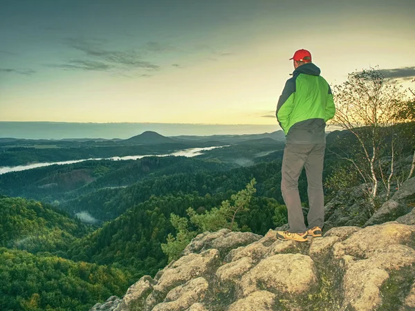 Hora Amanhecer Homem Trilha Rochosa Parar Para Desfrutar Vista Para — Fotografia de Stock