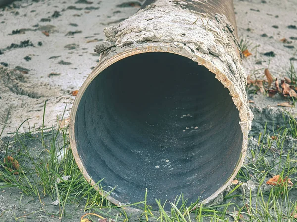 Geringe Schärfentiefe Eines Metallrohrstapels Auf Dem Boden Abgerundete Eisenrohrform Gebrauchsfertig — Stockfoto