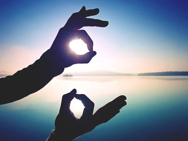 Zábava Stínohra Stín Symbol Ruky Prsty Ukázal Rám Vycházející Slunce — Stock fotografie