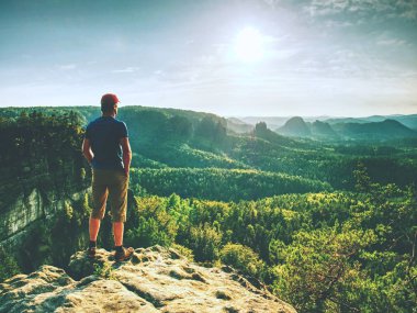 Şaşırtıcı ufuktan kayalık zirveleri üzerinde geçmeden manzarayı adam silüeti