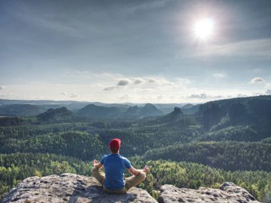 Vahşi doğada yoga pratik içinde meditasyon adam. Ücretsiz düşünceler, hissediyorum özgürlük, fiziksel sağlık ve spor yaşam tarzı.