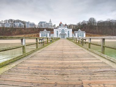 Sellin, Almanya - 27th Ocak 2018. Dalış Gondol ile tarihsel pier. Ünlü bir turistik Rügen Adası üzerinde.