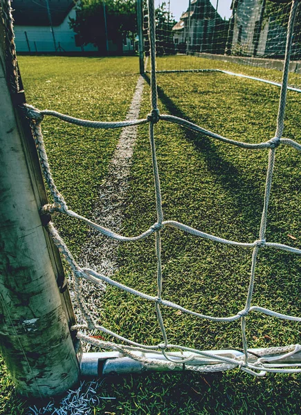 目标与网络和绿色的竞争环境 特写镜头看法到橄榄球训练操场 — 图库照片