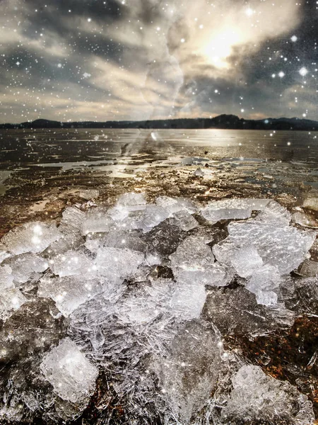 Tání Ledů Zátoce Ledových Příkrovů Plovoucí Vodě Bazénu Slunce Odráží — Stock fotografie