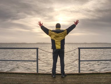 Adam yürüme. Pastoral okyanus karanlık bulut townscape, sonsuz ufuk tatil zamanında, tatil kavramı güzel