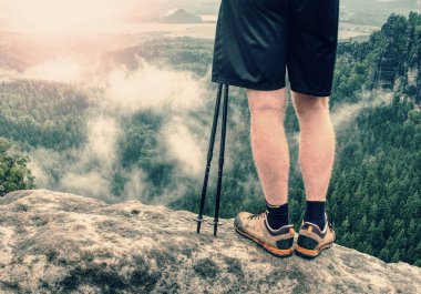 Adam uzun yürüyüşe çıkan kimse bacaklar rahat deri çizme ve Polonyalılar dağ en yüksek kayanın üzerinde durun. 