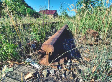 Autogen meşale demiryolu çubuk üzerinde çürük ahşap Travers kesme. Tramvay tamiri. Onarım ve depo yeniden inşası için bekleyin.