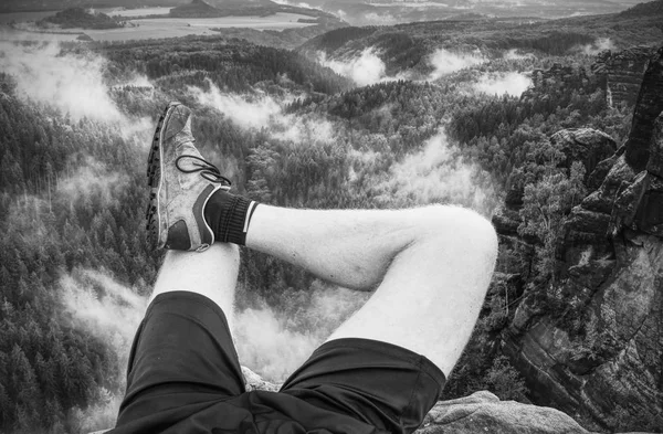 Caminhante Homem Ter Descanso Pico Montanha Pernas Masculinas Topo Afiado — Fotografia de Stock