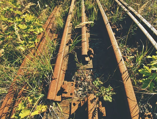 旧的生锈的铁路 铁路详细的路轨连接用螺丝和坚果 选择性聚焦 — 图库照片