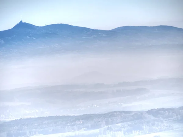 青い霧風景で丸みを帯びた丘の上 実風景朝の黄金の光の概要 — ストック写真
