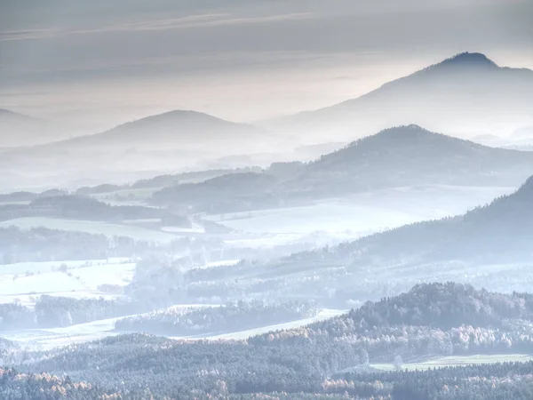 Blauer Nebel Über Abgerundeten Hügeln Der Landschaft Umriss Einer Echten — Stockfoto