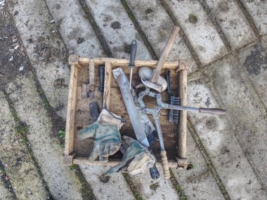 Demirci yaptığı çalışmalarla, especial araçları kullanın. Kerpetenler, toynak bıçağı, ipçik, kaba toynak dosya, whetstone, maşa, çekiç ve diğer metal işleme araçları. Usta işleri için tanıtımlar donatım. 