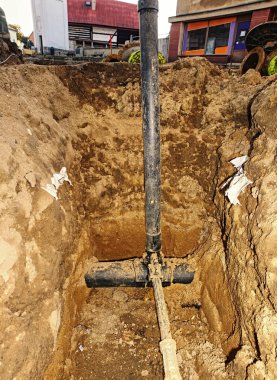 Yeni su boruları yükleme eski şehir sokak, bakım çalışmaları, kazı, onarım, yeni su boruları.