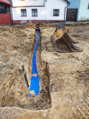 Su boru bağlantı dokunun evine, yüksek basınç valfi kontrol şube. Şehrin tarihi bölümü.