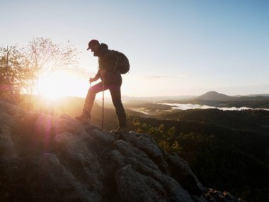 Gezgin puslu kırsal üzerinde hava manzarayı dağın zirvesinde. Seyahat yaşam tarzı başarı adventur