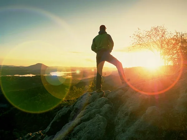 Galen Man Kanten Orädd Hiker Klippa Ovanför Djupt Hål Morgon — Stockfoto