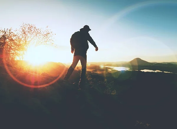 Ember Sziklák Hegymászás Túrázás Silhouette Hegységben Ősszel Mászó Inspiráló Sunrise — Stock Fotó