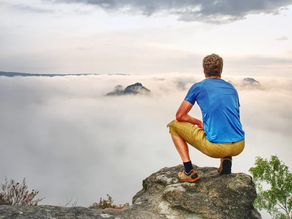 Személy Tetején Egy Ködös Felhő Hegység Napkelte Megtekintése Turisztikai Emberek — Stock Fotó