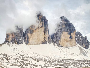 Fmous Tre Cime çevresinde bahar turnede. Alp Tre Cime di Lavaredo Masifi muhteşem manzarası. 