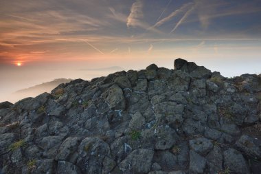 Tembel puslu sabah dağlar. Yuvarlak maruz hill. Kalın sis. Mavi sessiz manzara.