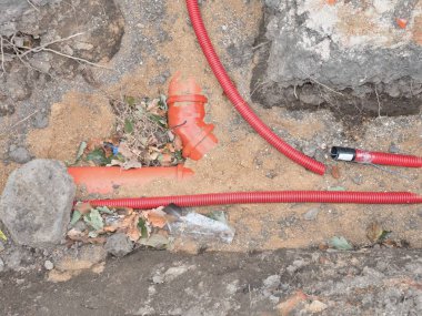 HDPE boru korumak. Yeraltı yedekte kablo döşeme. El veya mekanize ekskavatör ve yükleme hendek Kazısı