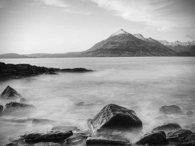 Ünlü kayalık bay, Elgol üzerinde Isle of Skye, İskoçya. Cuillins dağın içinde belgili tanımlık geçmiş. Günbatımı fotoğrafı.