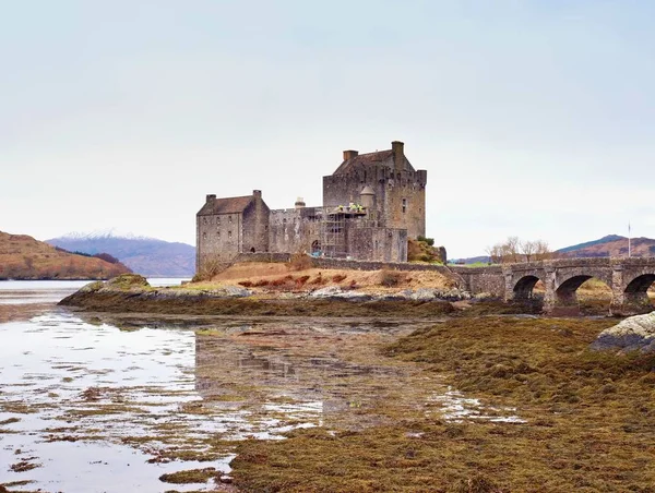 艾琳多南城堡与一座石桥在水之上 苏格兰 它在党叛乱期间被毁坏了在第十八初世纪 并且重建了 — 图库照片