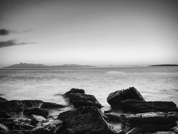 有名な岩が多い湾の Elgol スコットランドのスカイ島に バック グラウンドで Cuillins 夕日で撮影 — ストック写真