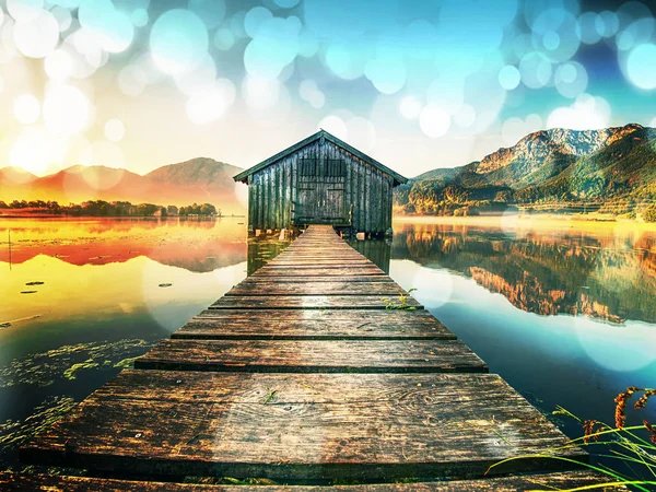 Абстрагируйтесь Перефильтруйте Старый Деревянный Корабельный Дом Живописном Озере Тихая Бухта — стоковое фото