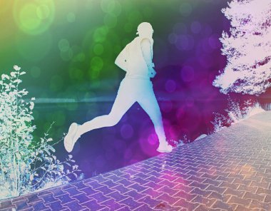 Soyut, üzerinde filtre. Sonra çalışan sahilde günbatımı dışarıda egzersiz vücut germe spor adamı