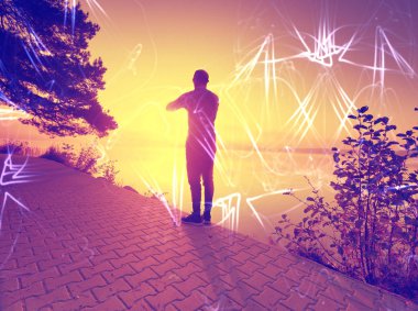 Soyut, üzerinde filtre. Denizde adam günbatımı ateşli gökyüzü arka plan üzerinde egzersiz siluet