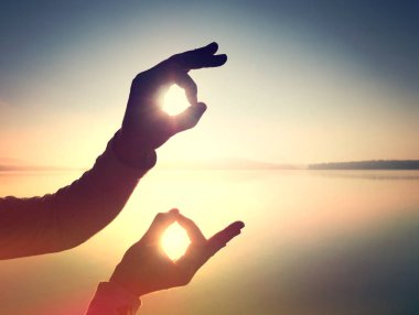 Soyut, üzerinde filtre. El simgesi gökyüzü şeklinde güneş ışınları geçmek. Parmak şeklinde