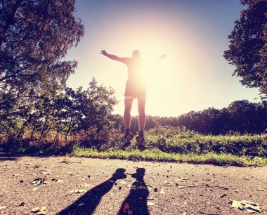 Sporcu egzersiz Park içinde. Adam çalıştıran veya atlama, vücut germe. İyi bir sağlık kavramı