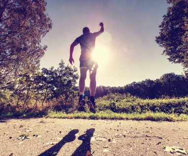 Sporcu egzersiz Park içinde. Adam çalıştıran veya atlama, vücut germe. İyi bir sağlık kavramı