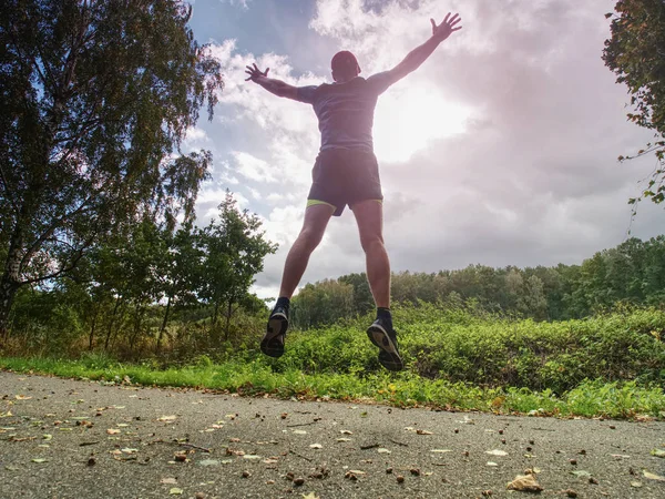 Mann Läuft Und Trainiert Allein Park Die Sonne Dahinter Schafft — Stockfoto