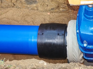 Su plastik tüpler kazı çukuru kaynak. Polietilen su boruları inşaat sahasında