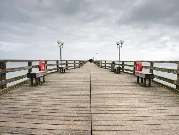 Sea Bridge Binz Tyskland Januari 2018 Turister Promenad Sandstrand Njut — Stockfoto