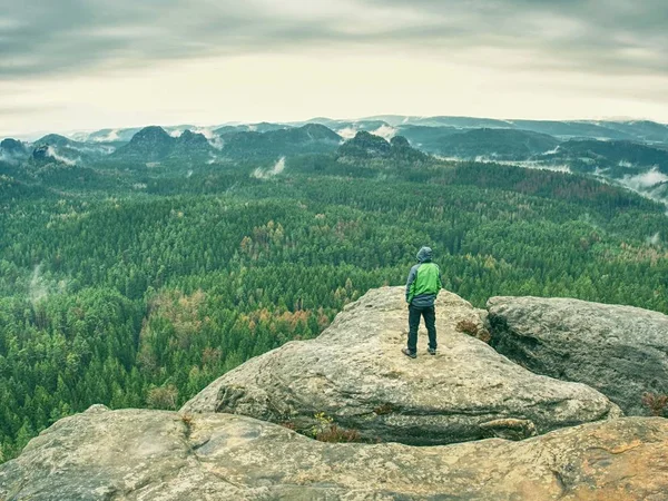 Tourist Man Edge Rock Looking Out Distance Epic Plateau Concept — Stock Photo, Image