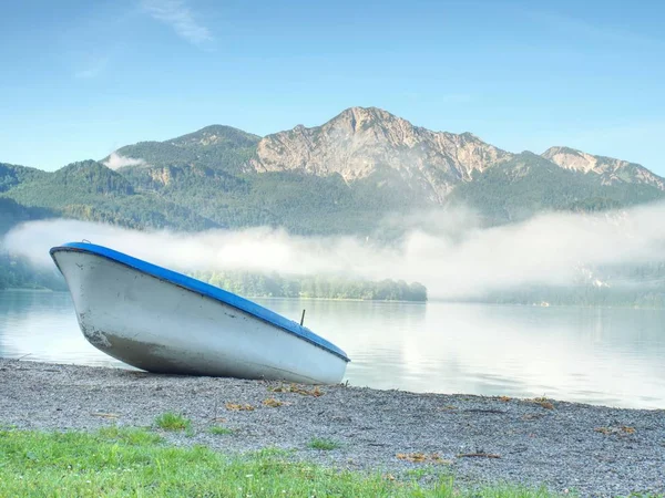 リモート荒野の美しいドイツの山湖の小石の海岸 — ストック写真