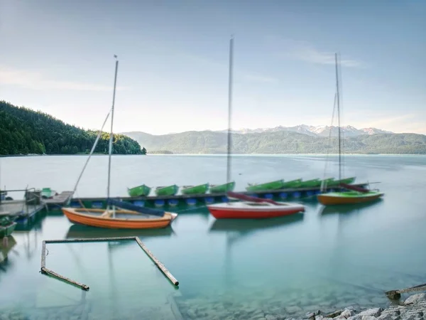 スポーツ ボート 青い緑山湖 風のない夏の日 — ストック写真