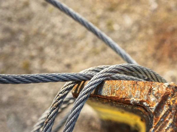 连接到电线电缆和安全网的枷锁 不锈钢螺栓和电线 用于维护紧固的安全网 — 图库照片