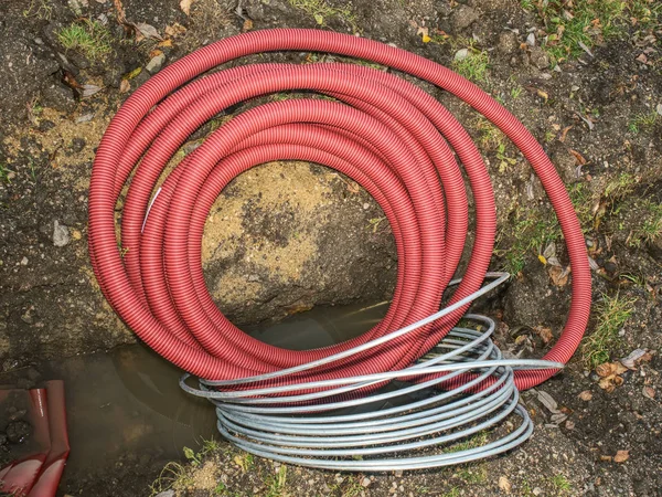 矿井柔性安全管中的电缆 — 图库照片
