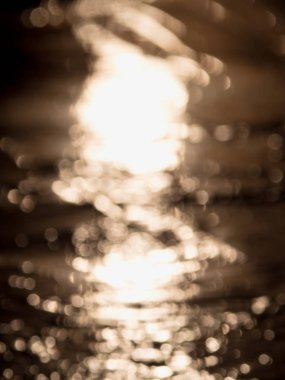 Günbatımı güneş ışınlarının buzlu yansımaları. Donmuş su seviyesi kırık yüzeyi inanılmaz ışık yansıması.