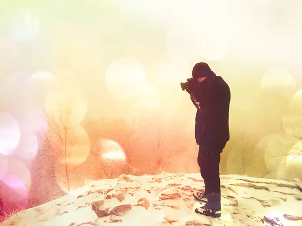 Homme Photographiant Paysage Brumeux Magique Hiver Les Montagnes Filtre Hipster — Photo