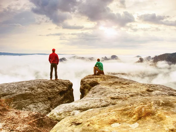 Silhouette Fotografi Guida Escursionistica Fotografo Soggiorno Con Treppiede Sulla Scogliera — Foto Stock