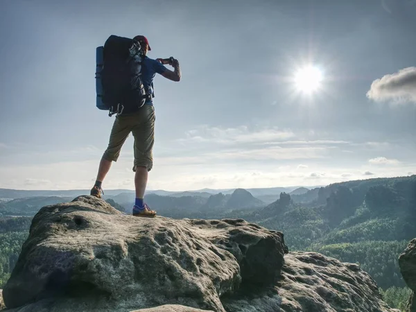 Naturfotograf Arbetar Med Kamera Och Stativ Toppen Rock Vild Naturpark — Stockfoto