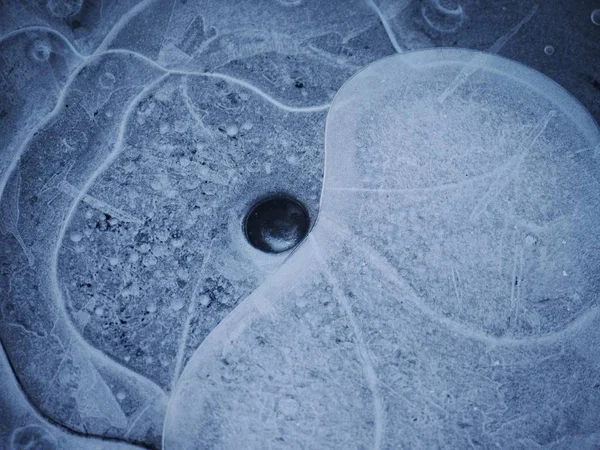湖の氷 自然の素敵な氷の穴アート 氷と水の下で気泡から驚くべき図形 — ストック写真
