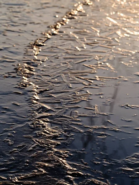 Spiegelung Der Abendsonne Klaren Dunklen Eis Auf Dem Teich Dekorativen — Stockfoto