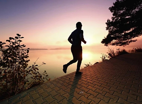 Běžící Muž Nosit Tmavé Tenisky Módní Sportovní Oblečení Sportovec Lake — Stock fotografie