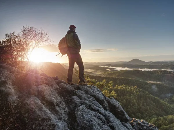 안개가 자욱한 시골에 보기를 즐기는 정상에 여행자 Adventur — 스톡 사진